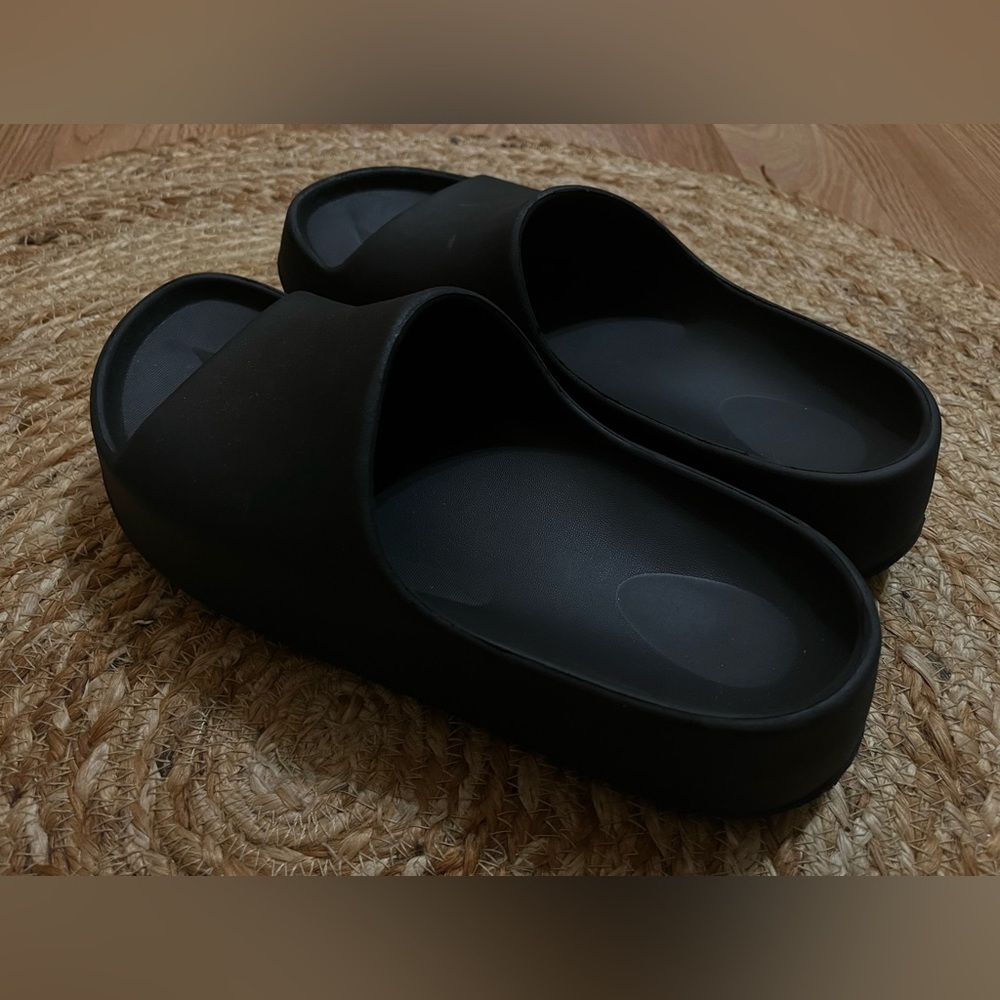 women’s rubber slides